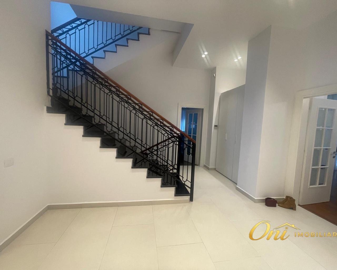Vila in affitto con cortile di 2 piani vicino TEG