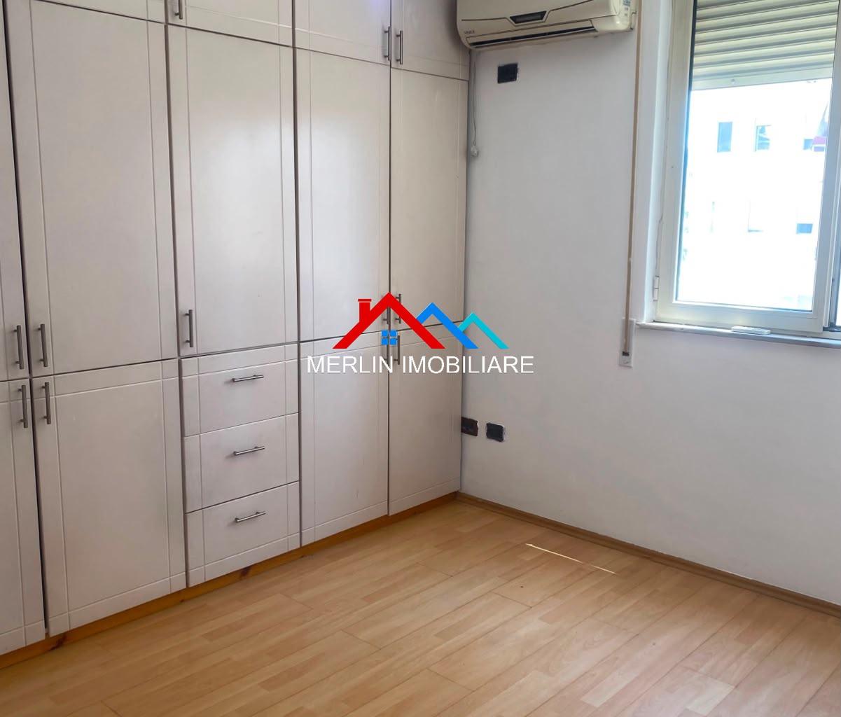 AFFITTO UFFICIO CON VETRATA VICINO BULEVARDI ZHAN DARK