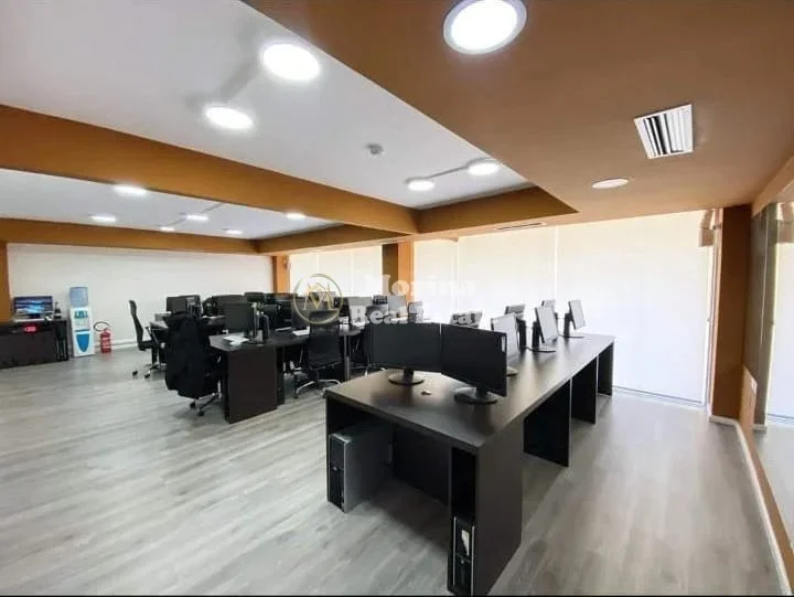 Tirane, vendo attività commerciale Piano 2, 200 m² 1.060.000 € (Blloku)