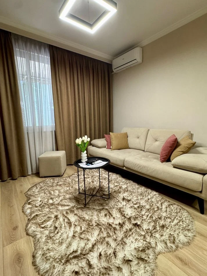 Tirane, jepet me qera apartament 1+1+Ballkon Kati 4, 65 m² 900 € (BLLOKU)