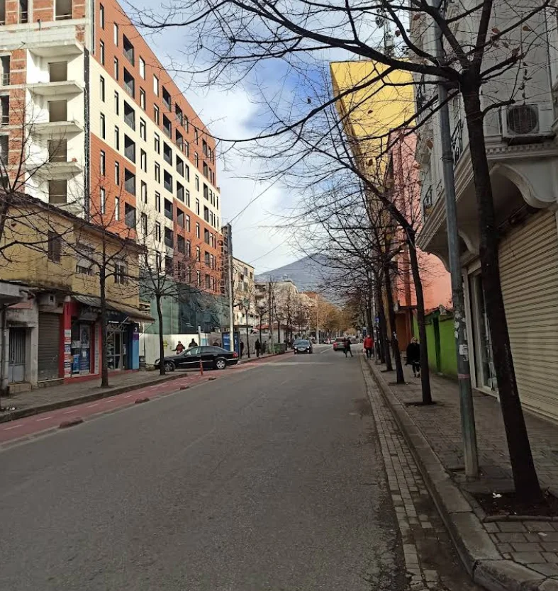 Tirane, shitet dyqan Kati 0, 77 m² 162.960 € (hoxha tahsim)