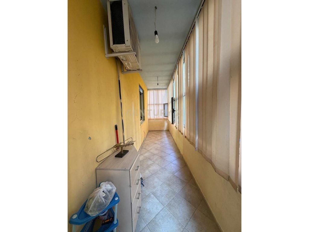 Shitet appartamento 2+1+2 bagni vicino a Via Kosovo!