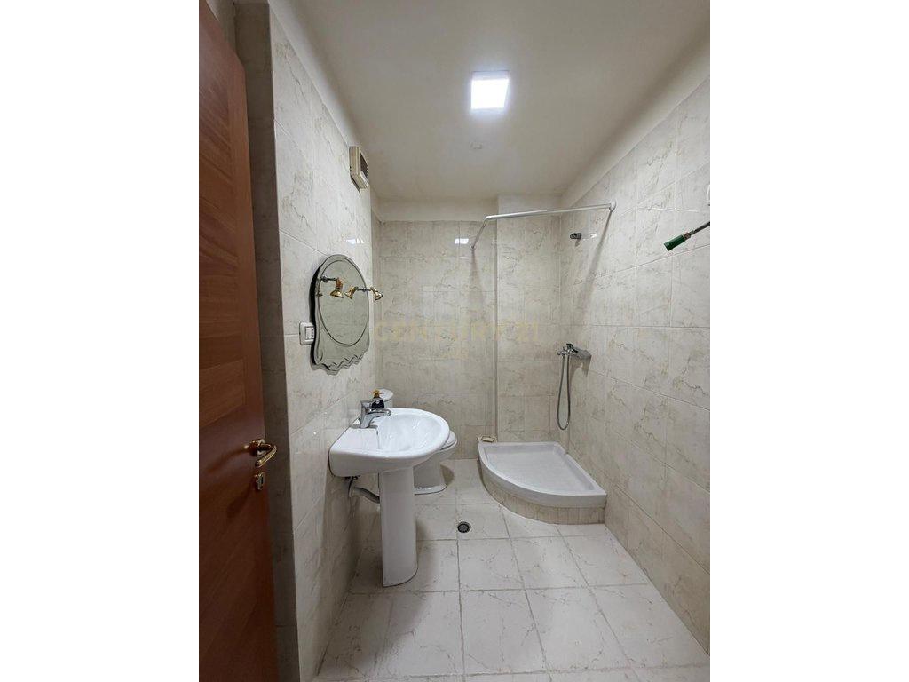 Shitet appartamento 2+1+2 bagni vicino a Via Kosovo!