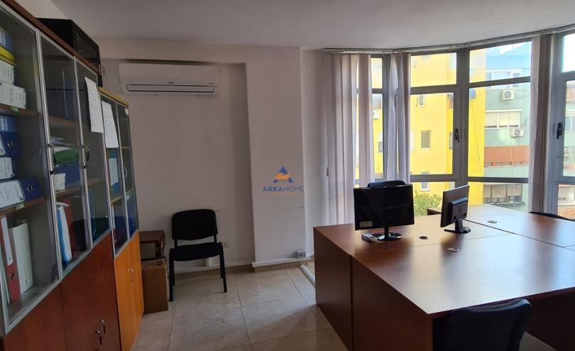 JEPET ME QERA ZYRE 87M2 "SHKOLLA MIHAL GRAMENO, QYTET STUDEN