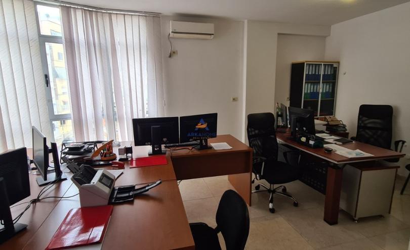 JEPET ME QERA ZYRE 87M2 "SHKOLLA MIHAL GRAMENO, QYTET STUDEN