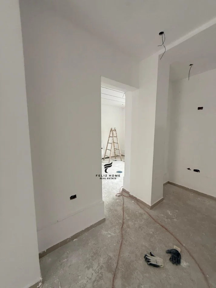 Tirane, negozio in vendita Piano 0, 82 m² 400.000 € (XHAMLLIK)