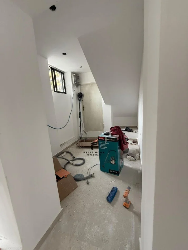 Tirane, negozio in vendita Piano 0, 82 m² 400.000 € (XHAMLLIK)