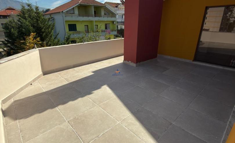 JEPET ME QERA AMBIENT BIZNESI 170M2 "VILAT GJERMANE,QYTET ST