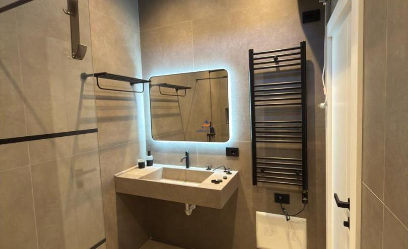 JEPET ME QERA AMBIENT BIZNESI 170M2 "VILAT GJERMANE,QYTET ST