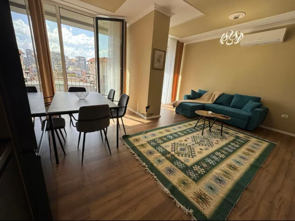 Tirane, affitto appartamento 2+1 Piano 1, 110 m² 800 € (CENTRO)