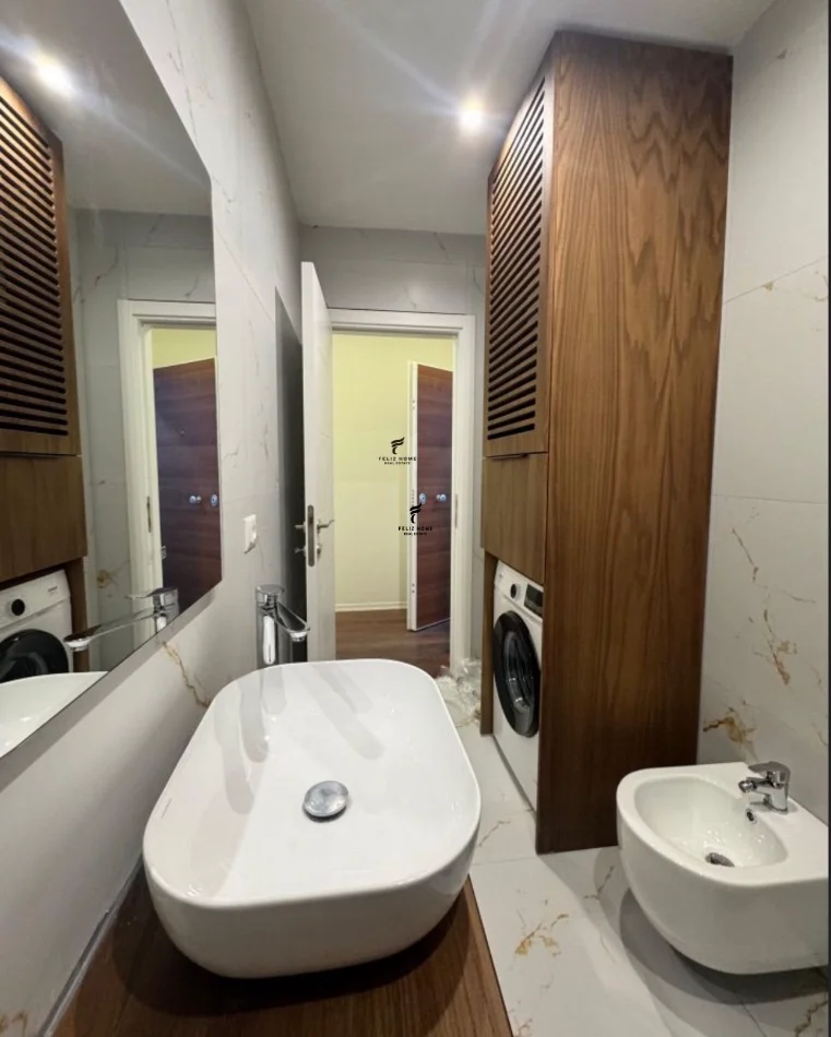 Tirana, affitto appartamento 1+1 al quarto piano, 50 m², 700 € (XHAMLLIKU)