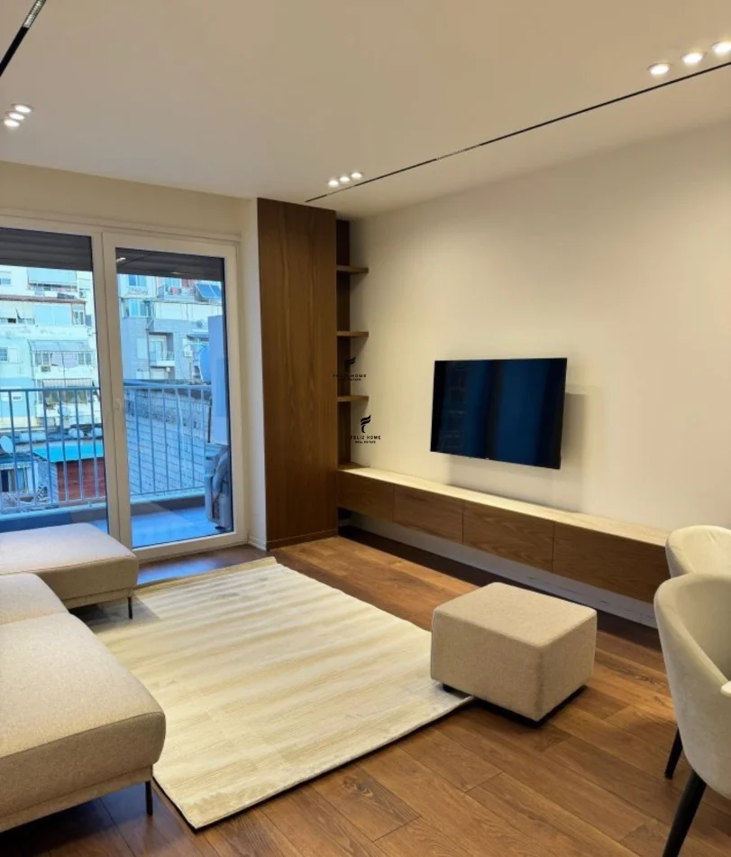 Tirana, affitto appartamento 1+1 al quarto piano, 50 m², 700 € (XHAMLLIKU)