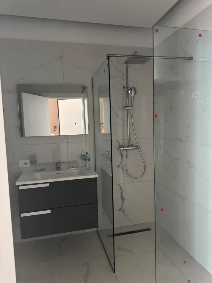 Tirane, affitto appartamento 1+1 Piano 3, 86 m² 650 € (Laprake)