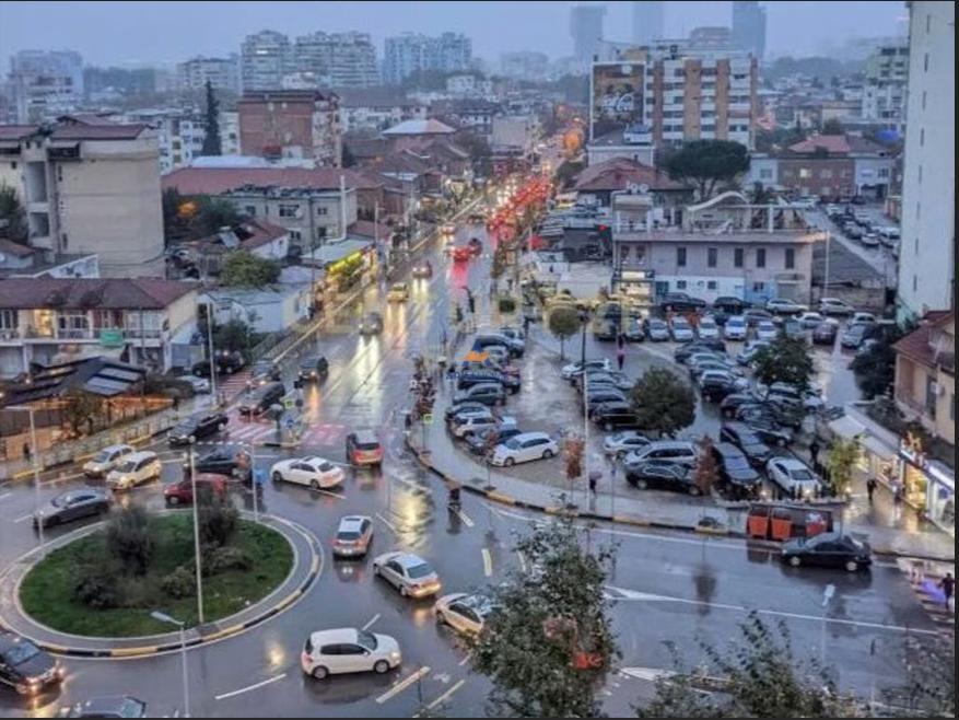 JEPET ME QERA AMBIENT BIZNESI 25M2 "RRUGA TISH DAHIA, KOMUNA