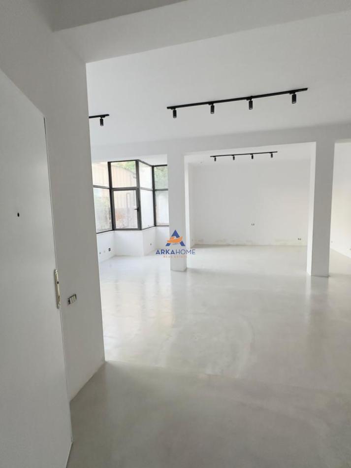 JEPET ME QERA AMBIENT PER ZYRA 99M2 "RRUGA IBRAHIM TUKIQI,QE