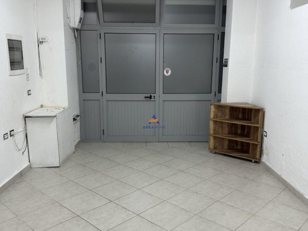 JEPET ME QERA AMBIENT BIZNESI 40M2 "TE RRUGA ABDYL FRASHERI,