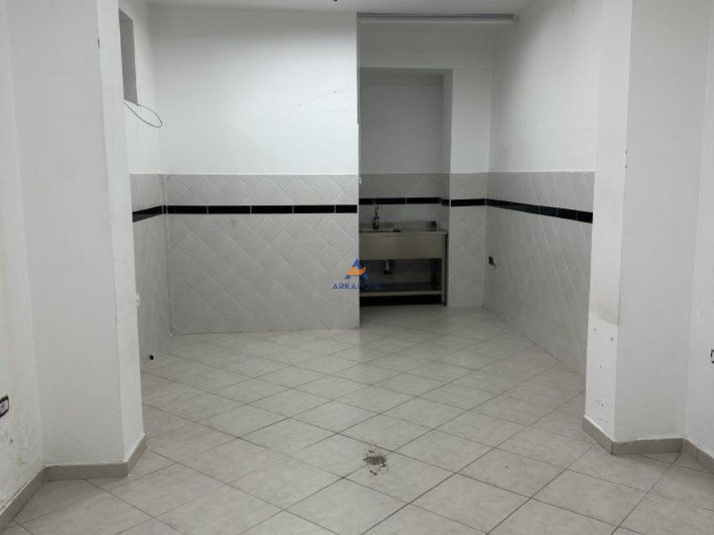 JEPET ME QERA AMBIENT BIZNESI 40M2 "TE RRUGA ABDYL FRASHERI,