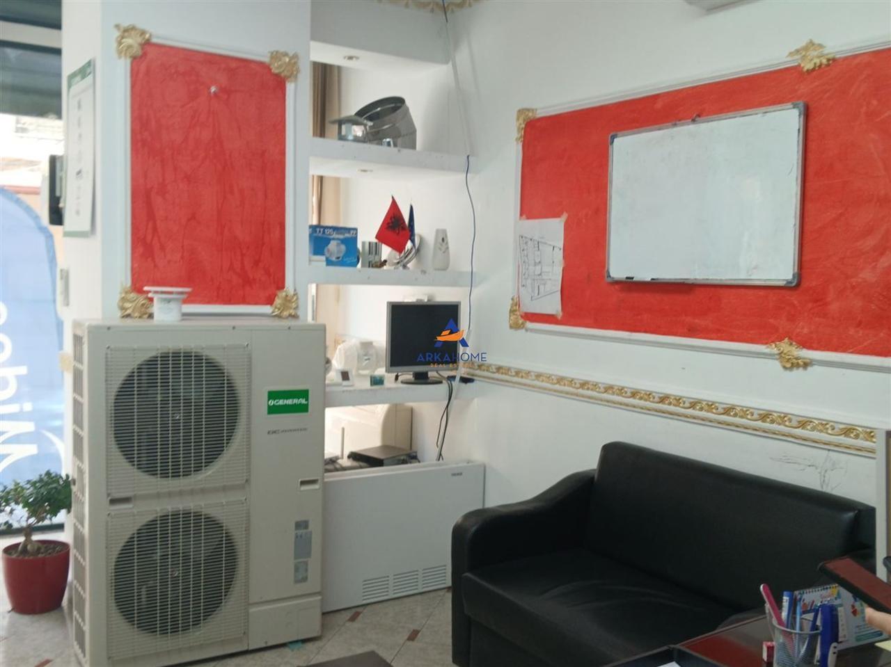 JEPET ZYRE ME QERA 48M2 "21 DHJETORI" 450 EURO.