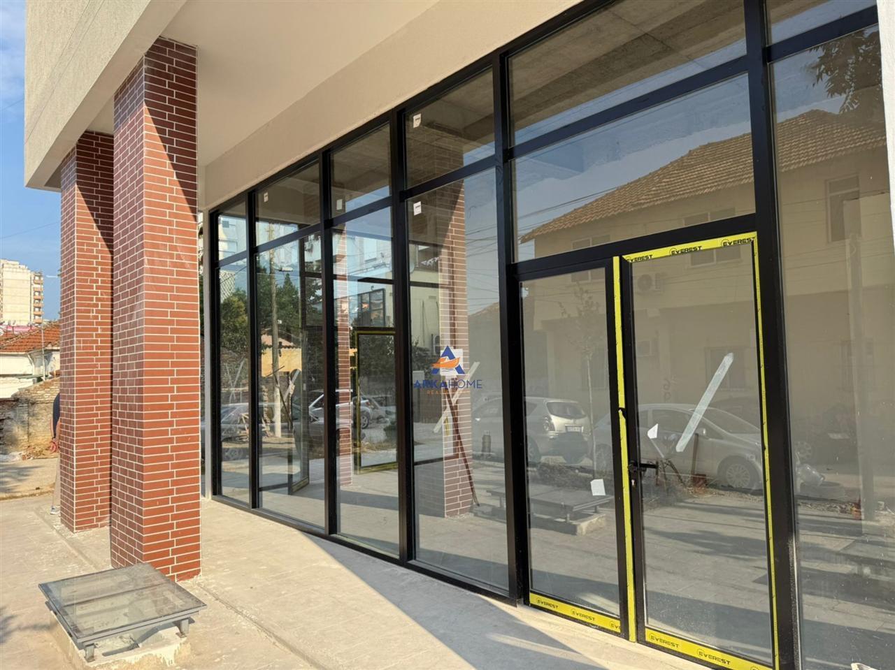 JEPET AMBIENT BIZNESI ME QERA 50M2 "PAZARI I RI" 900 EURO.