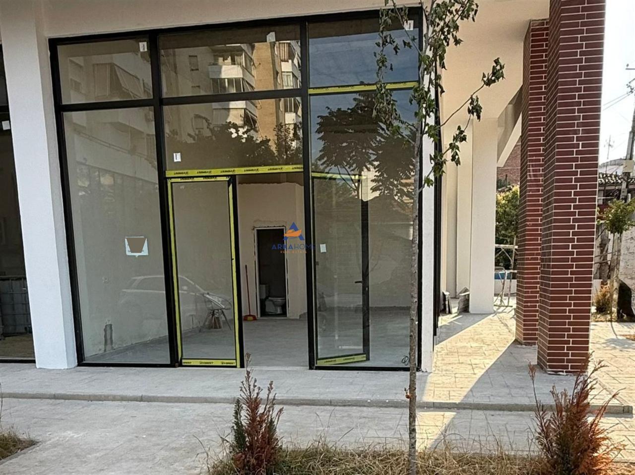 JEPET AMBIENT BIZNESI ME QERA 50M2 "PAZARI I RI" 900 EURO.