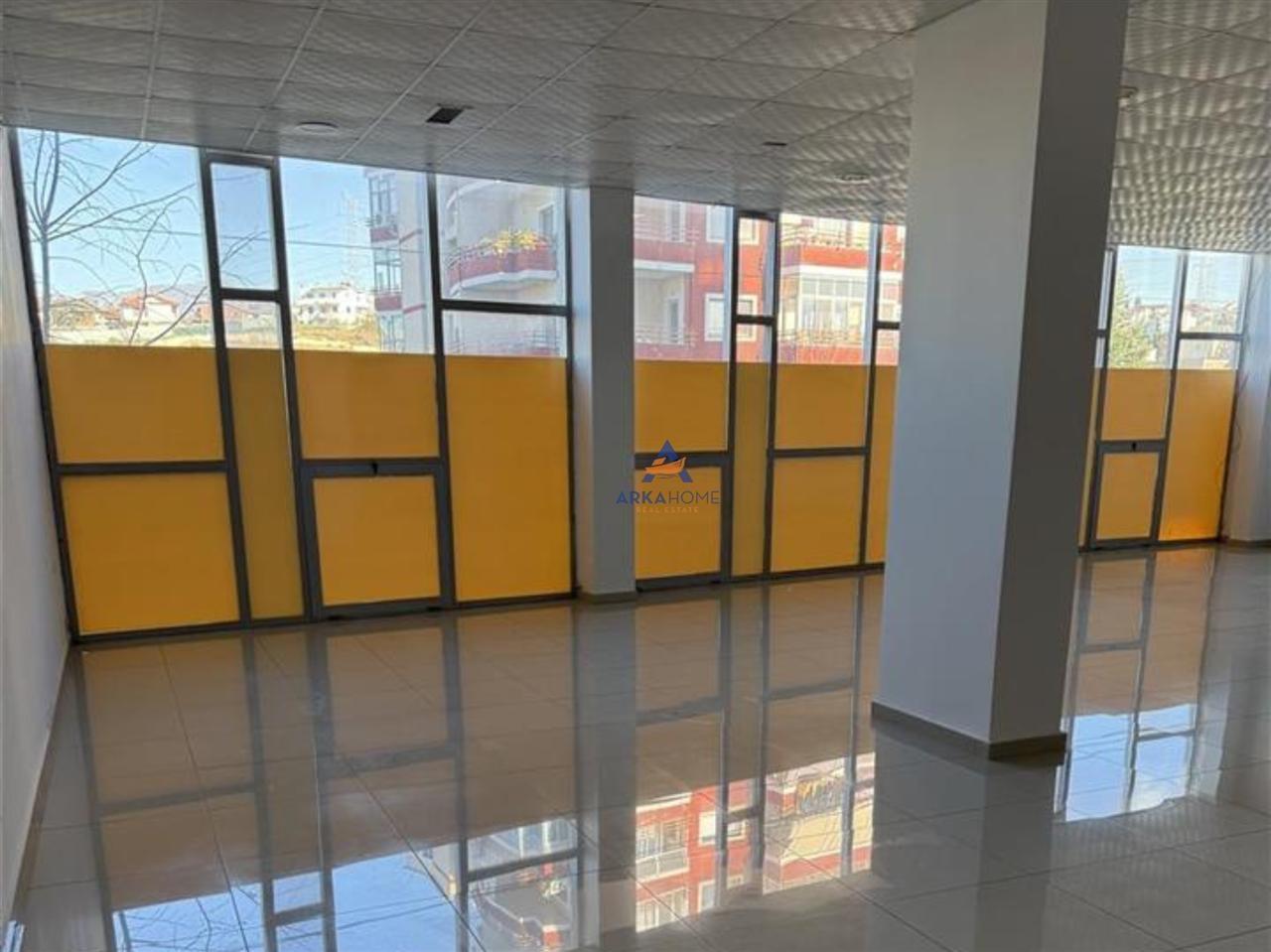 JEPET ME QERA AMBIENT BIZNESI 180M2 "PASKUQAN" 70.000 LEKË