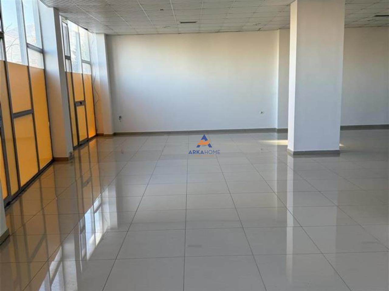 JEPET ME QERA AMBIENT BIZNESI 180M2 "PASKUQAN" 70.000 LEKË