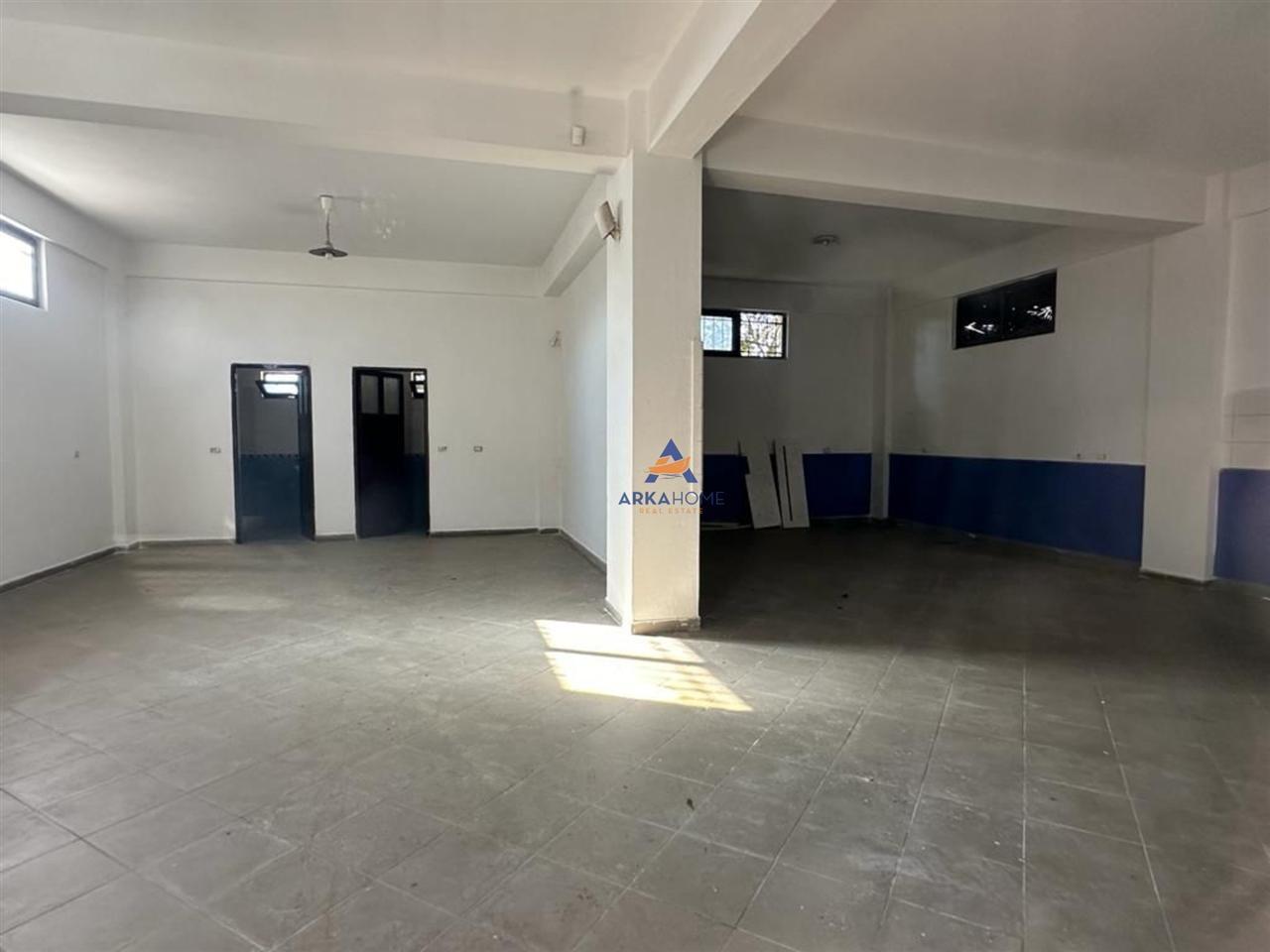 JEPET ME QERA GODINE 2-KATESHE 220M2 "LAPRAKË, PRANE UNAZES