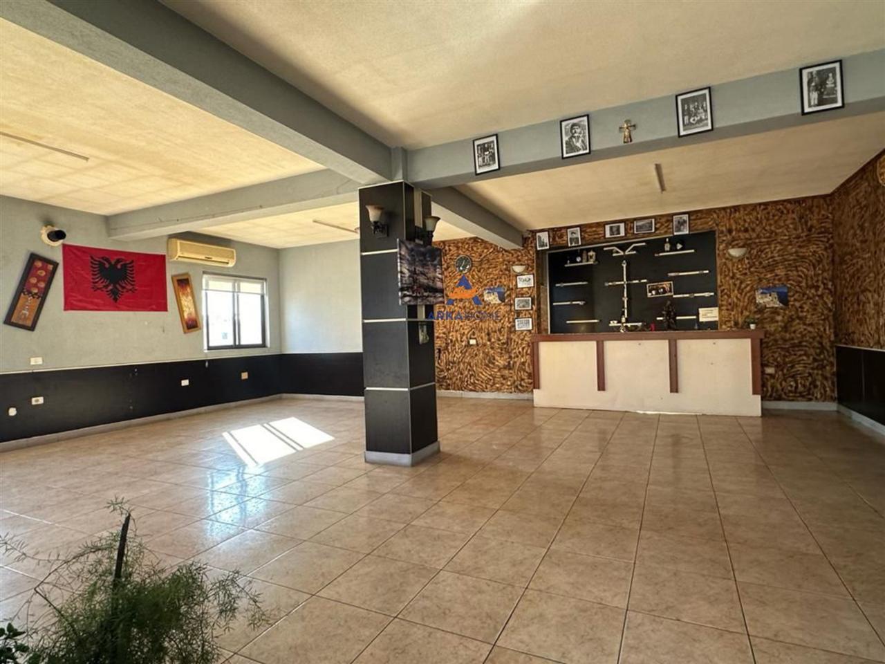 JEPET ME QERA GODINE 2-KATESHE 220M2 "LAPRAKË, PRANE UNAZES