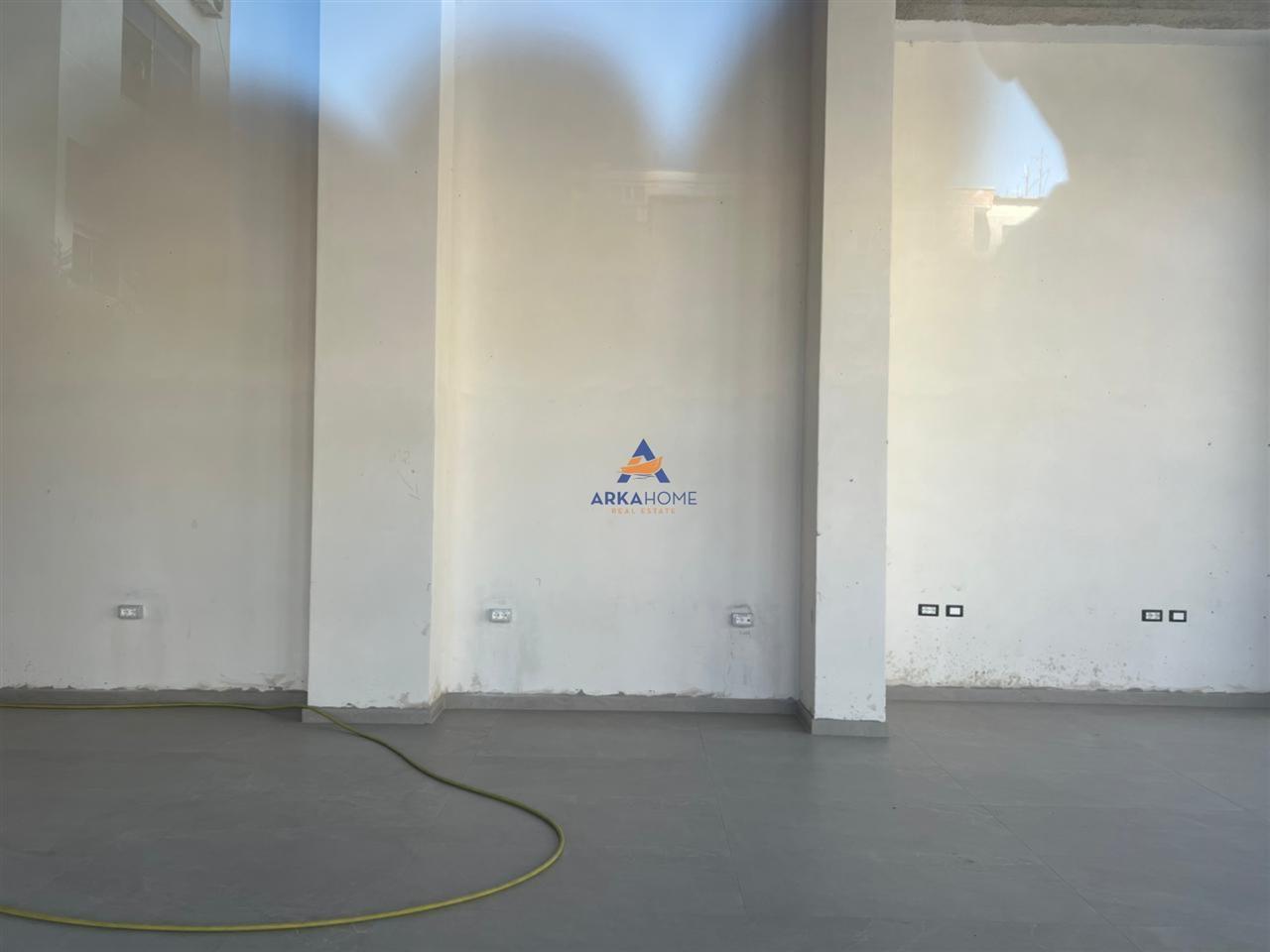 JEPET ME QERA BIZNES 135M2 "PAZARI I RI" 1350 EURO.