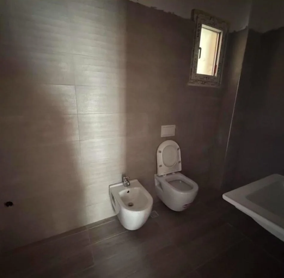 Tirane, affitto ufficio al piano Kati 2, 105 m² 600 € (DON BOSKO)