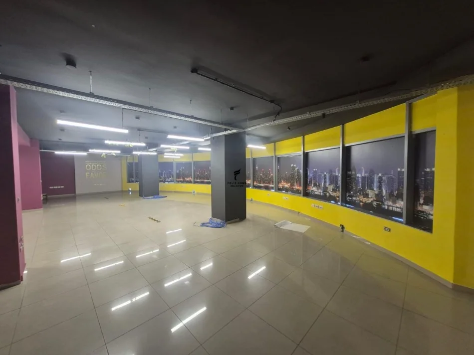 Tirane, jepet me qera zyre Kati 5, 258 m² 2.300 € (SELVIA)