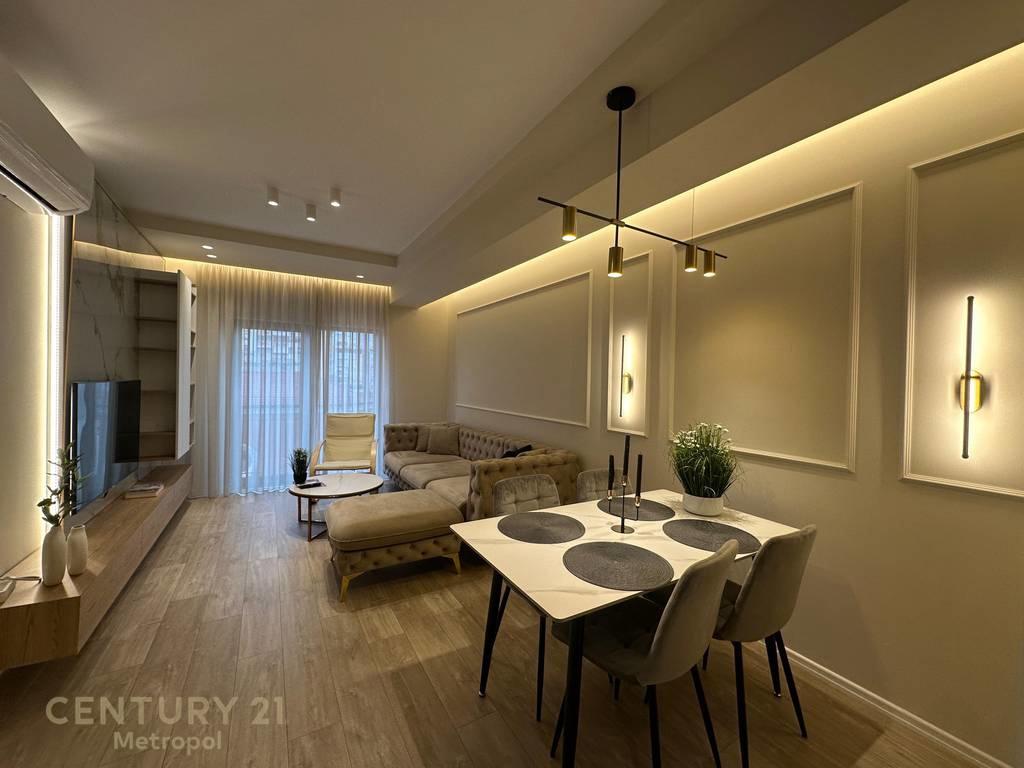 JEPET ME QIRA APARTAMENT 2+1, RRUGA E KAVAJËS (pranë Kishës