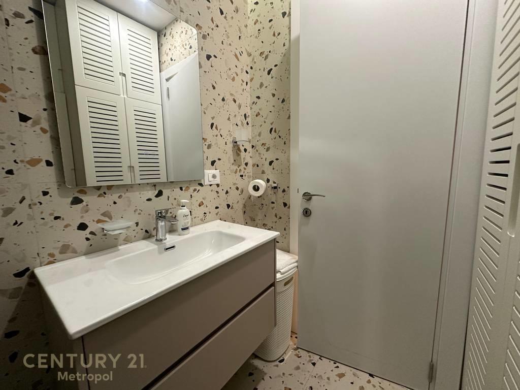 JEPET ME QIRA APARTAMENT 2+1, RRUGA E KAVAJËS ( pranë Kishës