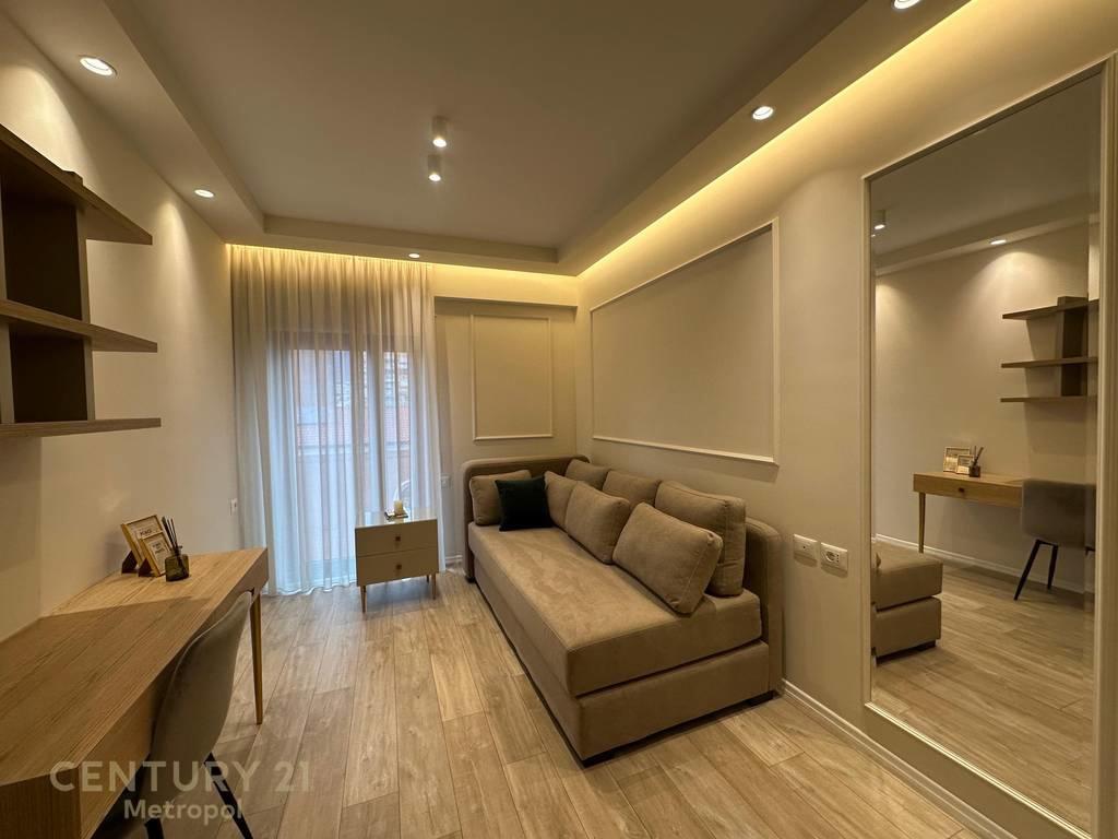 JEPET ME QIRA APARTAMENT 2+1, RRUGA E KAVAJËS (pranë Kishës