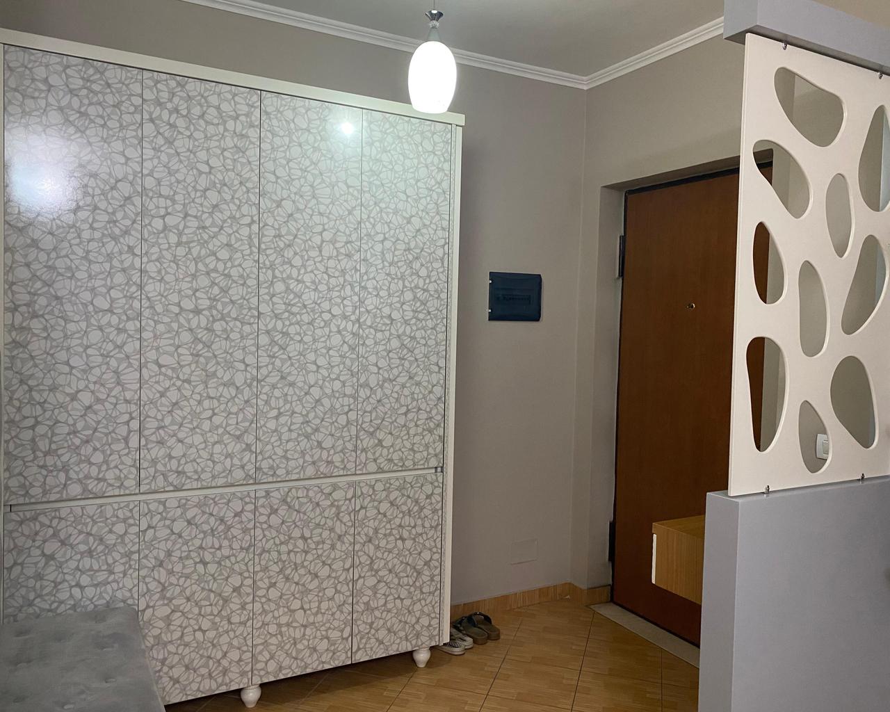 Jepet me qira 2+1+2 pranë Pallatit me Shigjeta