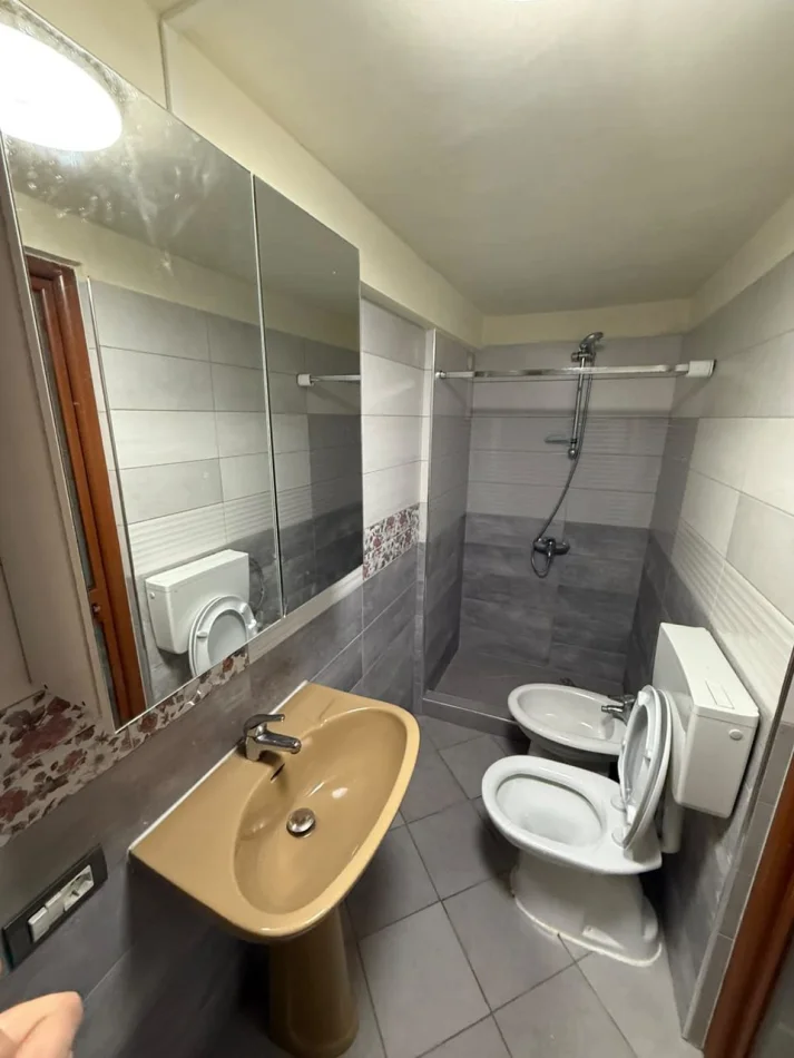Tirana, affitto di appartamento 1+1 Piano 1, 35 m² 250 € (Centro Sanitario Studenti)