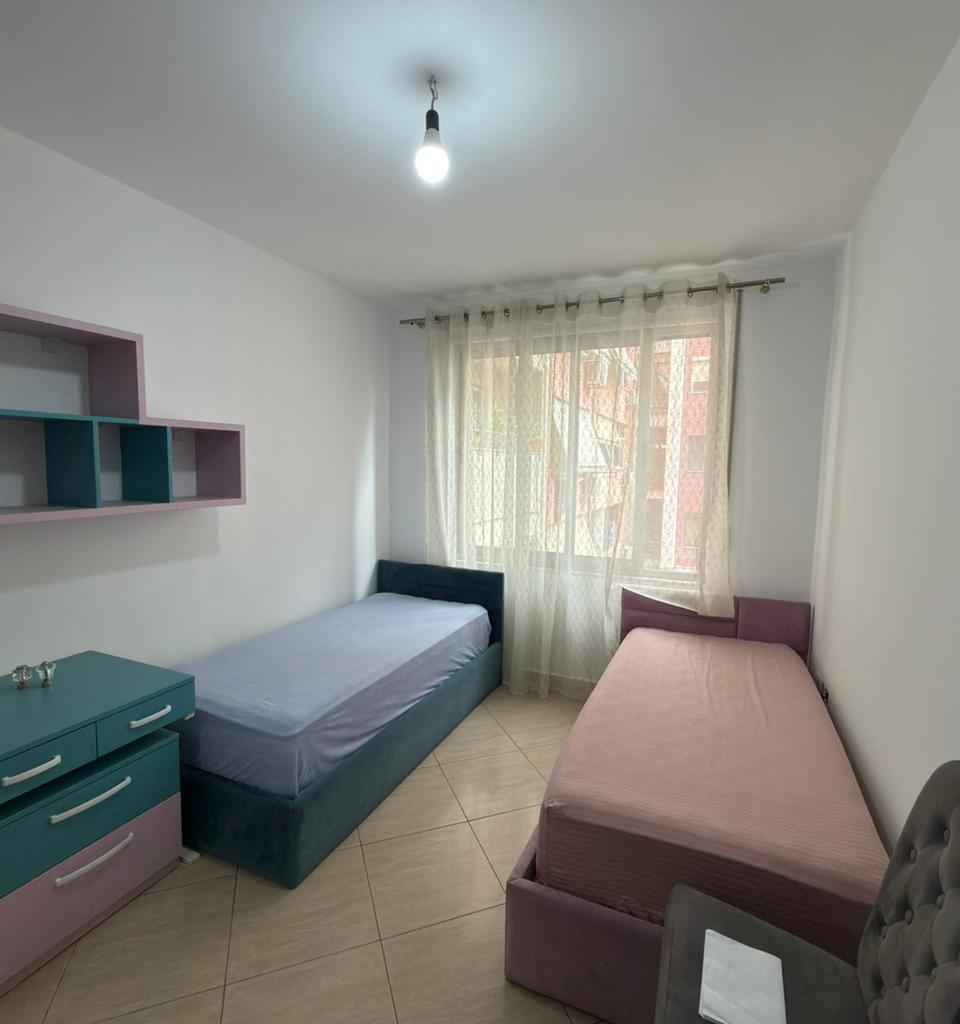 Shitet apartament 3+1+3 ne astir 185.000