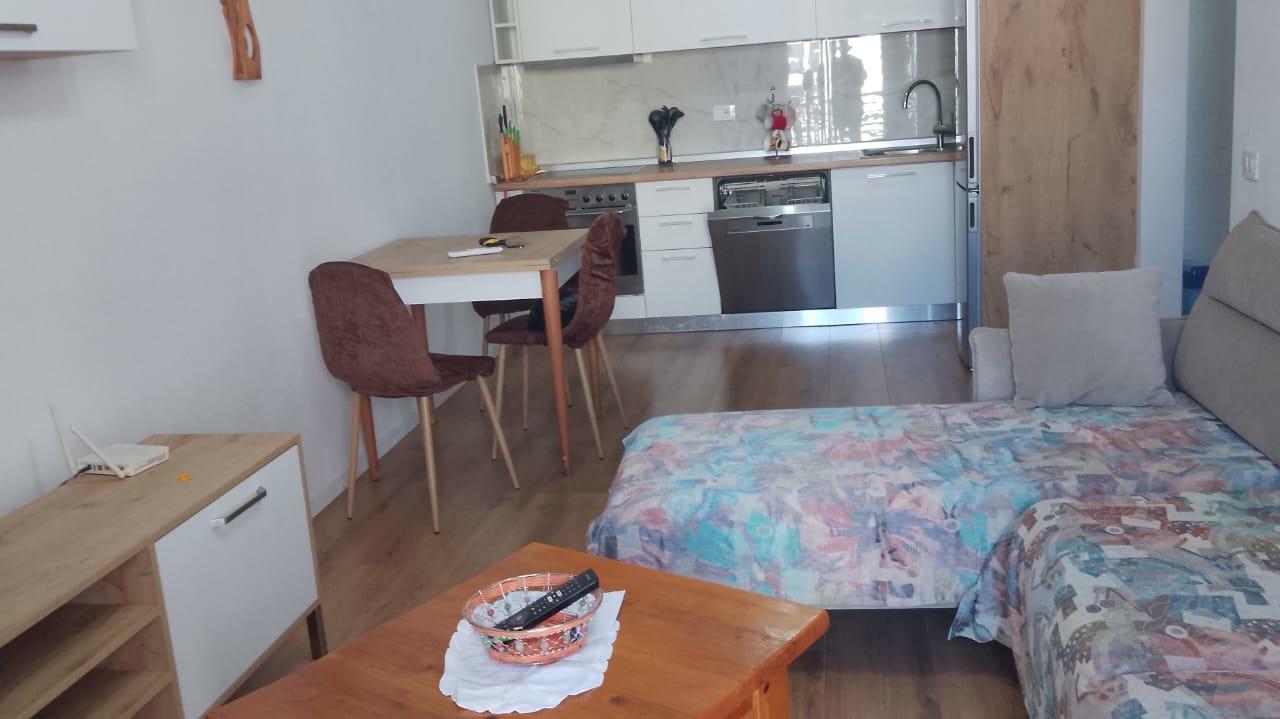 JEPET APARTAMENT ME QERA 1+1, ISH PARKU I AUTOBUSAVE