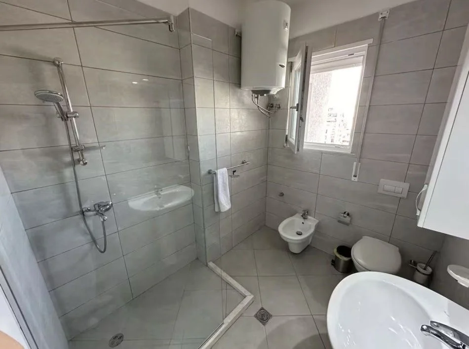 Tirane, affitto appartamento 2+1 Piano 8, 100 m² 1.250 € (PAZARI RI)