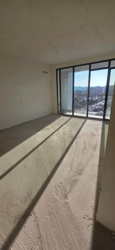 Tirane, affitto ufficio di 3 stanze, 100 m², 700 € (PORCELLANA)