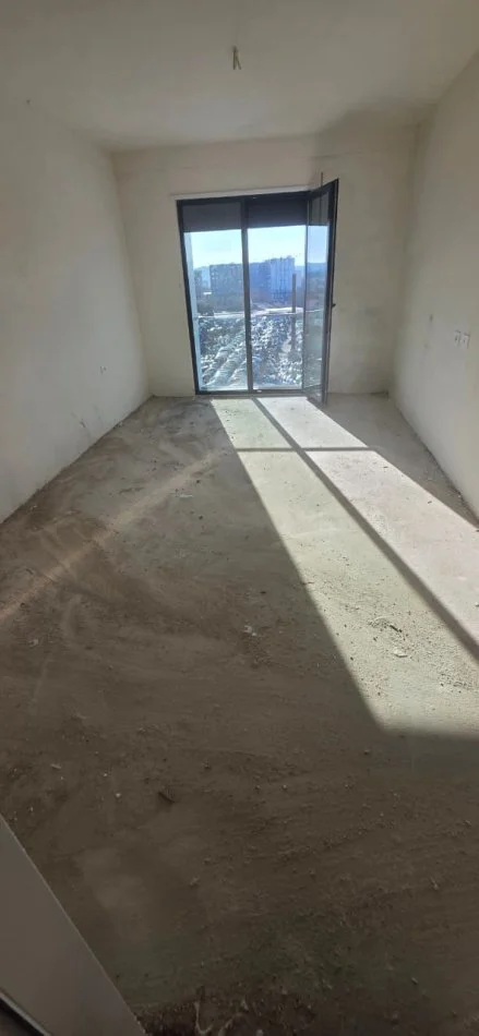 Tirane, affitto ufficio di 3 stanze, 100 m², 700 € (PORCELLANA)