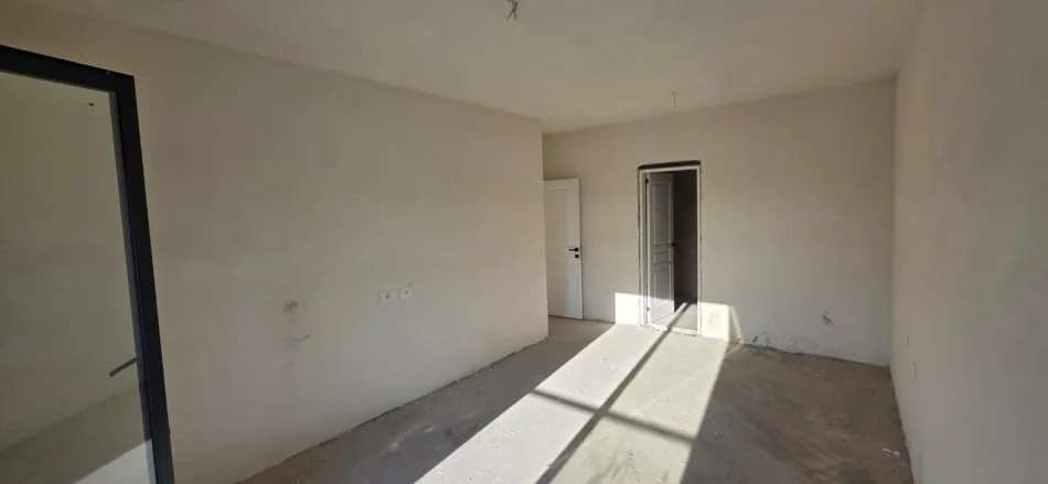 Tirane, affitto ufficio di 3 stanze, 100 m², 700 € (PORCELLANA)