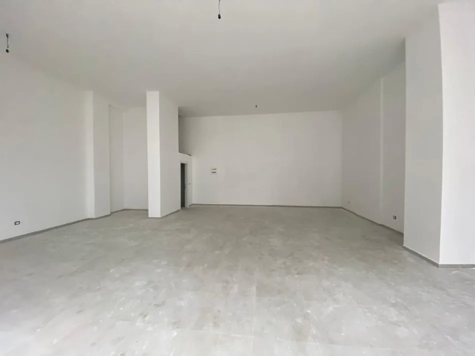 Tirane, jepet me qera dyqan Kati 0, 95 m² 1.500 € (RRUGA E DIBRES/ FARMACIA 10)