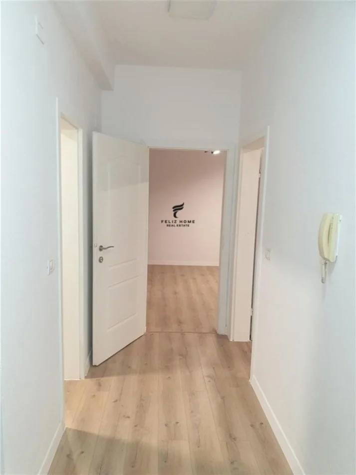 Tirane, jepet me qera zyre Kati 3, 76 m² 900 € (PRANE BRIGADES 8)