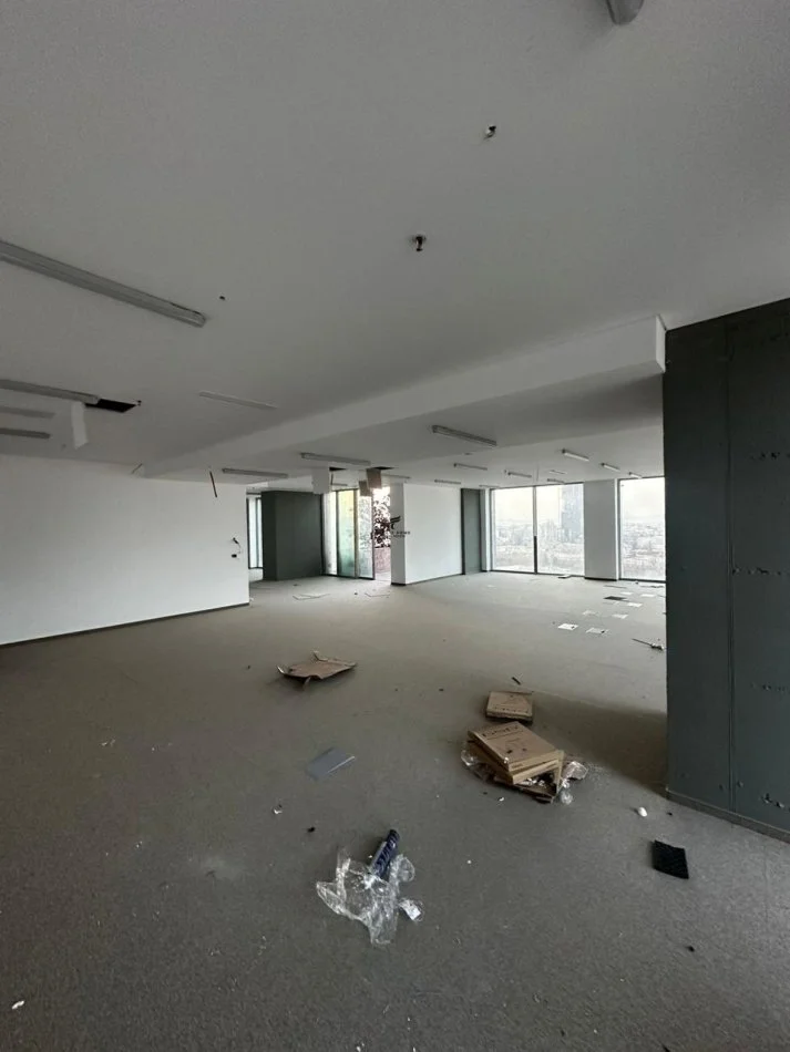 Tirane, affitto ufficio al piano 15, 550 m², 19.250 € (CENTRO DI TIRANA)