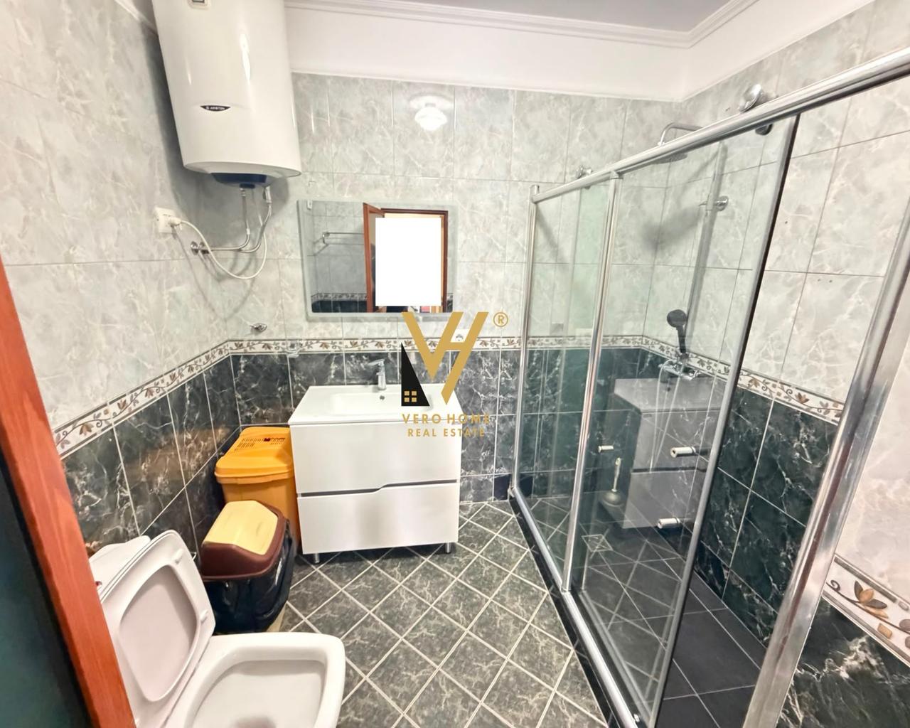 JEPET APARTAMENT 2+1+2+3 BLK ME QERA RRUGA E BARRIKADAVE 85