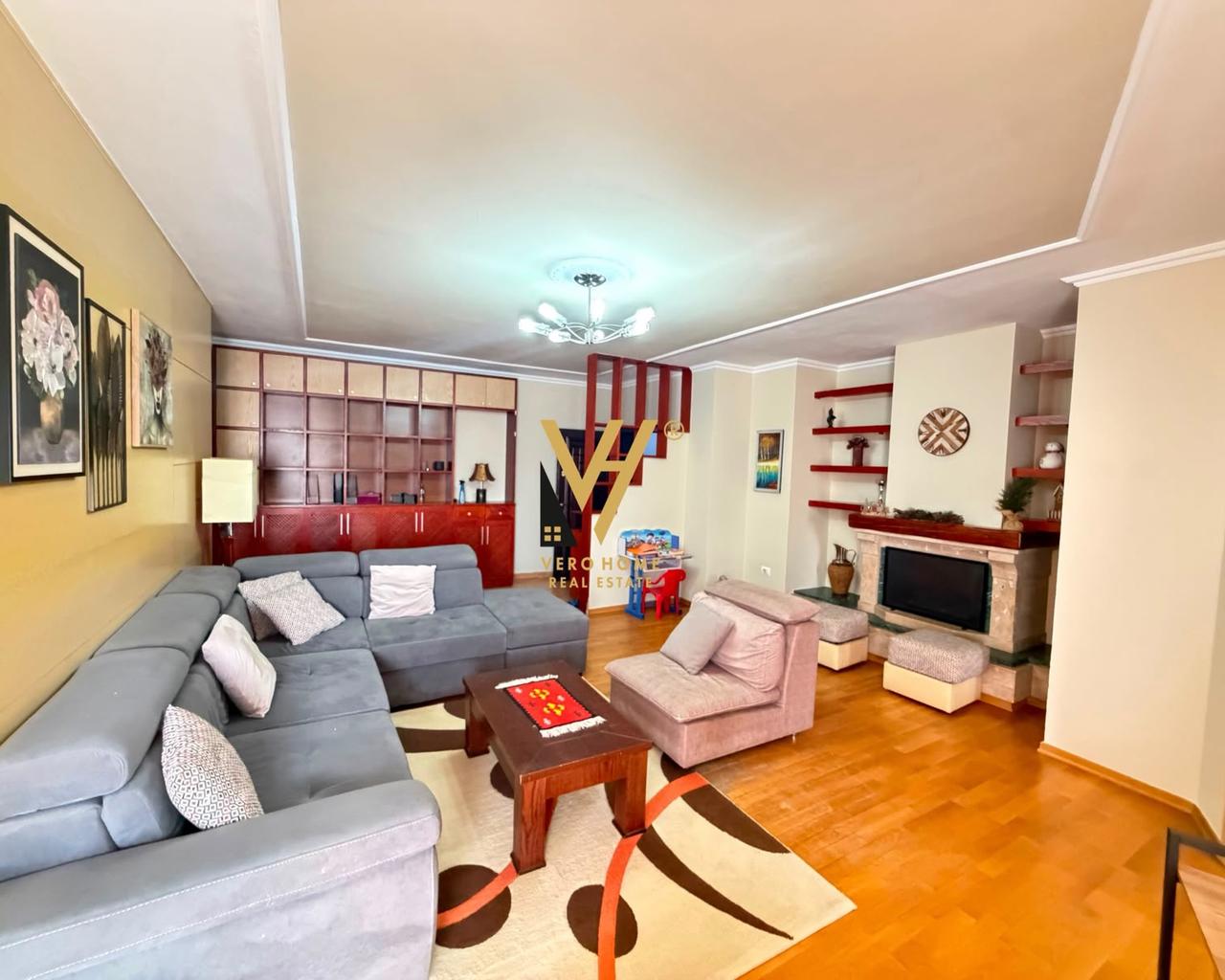 JEPET APARTAMENT 2+1+2+3 BLK ME QERA RRUGA E BARRIKADAVE 85.