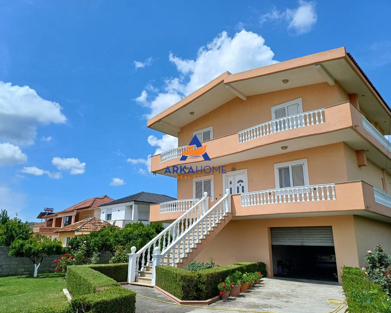 JEPET VILË 3 KATSHE ME QIRA 810M2 "RRUGA AULONA, KRYENGRITJE