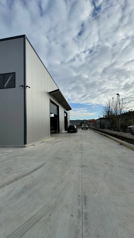 Tirane, locale commerciale in affitto, 1.420 m², 900.000 € (KOMBINAT)