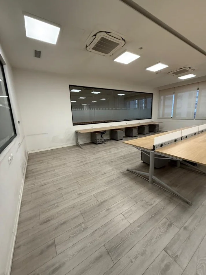 Tirane, ufficio in affitto al piano 3, 1000 m², 17.000 € (VIA KAVAJES)